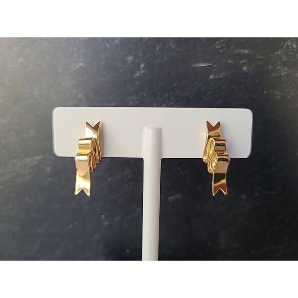 Vintage Gold Tone Metal Ribbon Shaped Clip-on Earrings - Picture 1 of 10